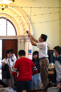 學員參與模擬人生遊戲，體驗選擇對人生的影響，並開展新的學習旅程。